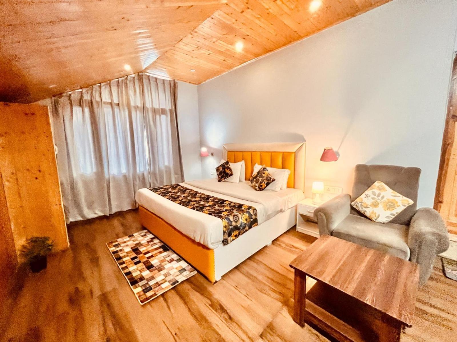 Hadimba Hill View By Hadimba Palace, Manali - Premium Room ! Family Hotel ! Parking ! Near Hadimba Temple Exterior photo